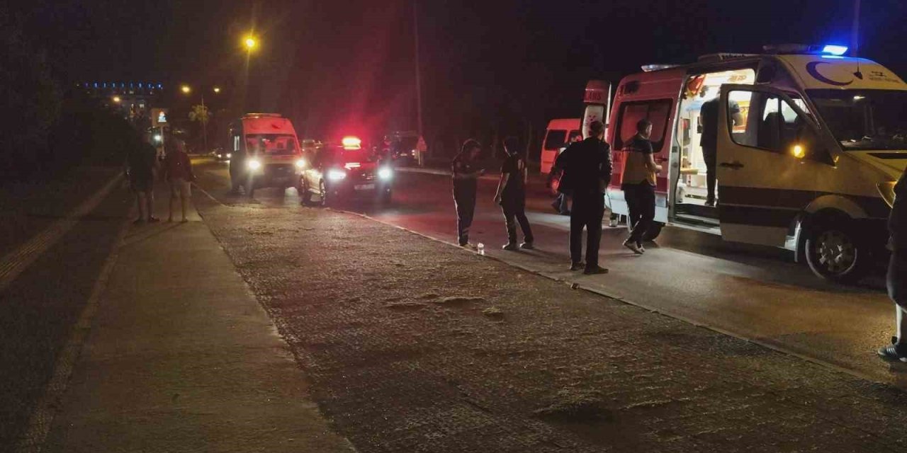 Motosikletiyle Karanlıkta Kaldırıma Çarptı: 1 Yaralı