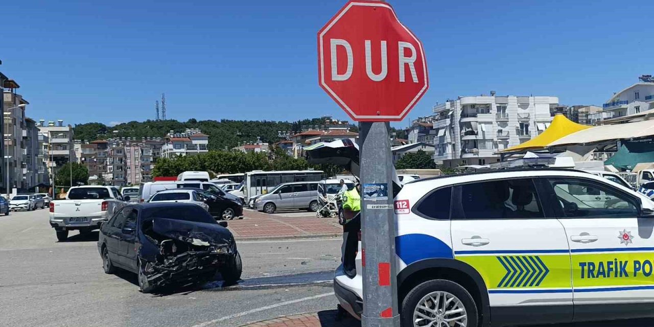 Manavgat’ta Aşırı Hız Kaza Yaptırdı: 2 Yaralı