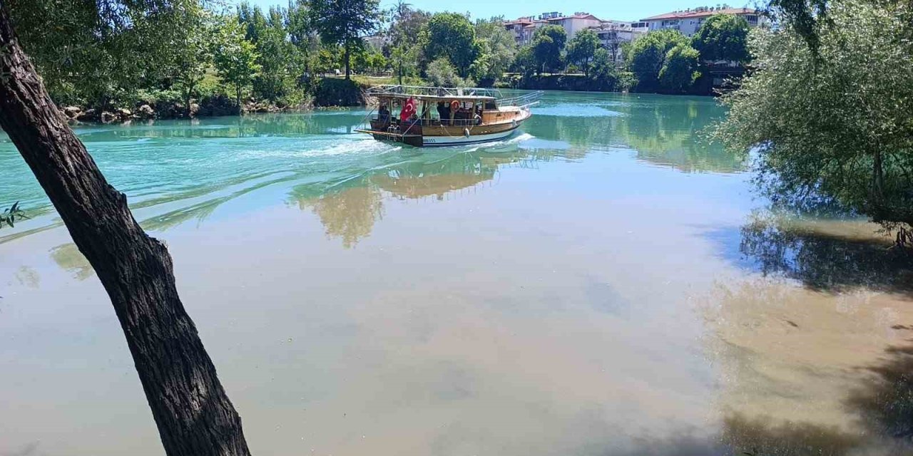 Manavgat Irmağı’nda Kaynağı Belirlenemeyen Görüntü Endişelendiriyor