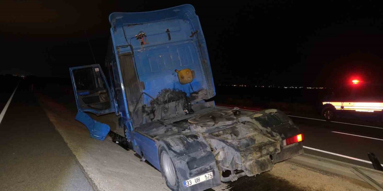Karaman’da Bariyerlere Çarpan Tır Refüje Düştü: 1 Yaralı