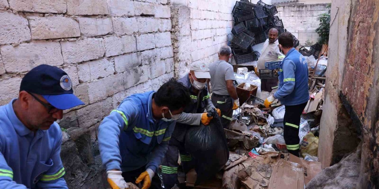 Mersin’de Bir Evden Tonlarca Çöp Çıktı