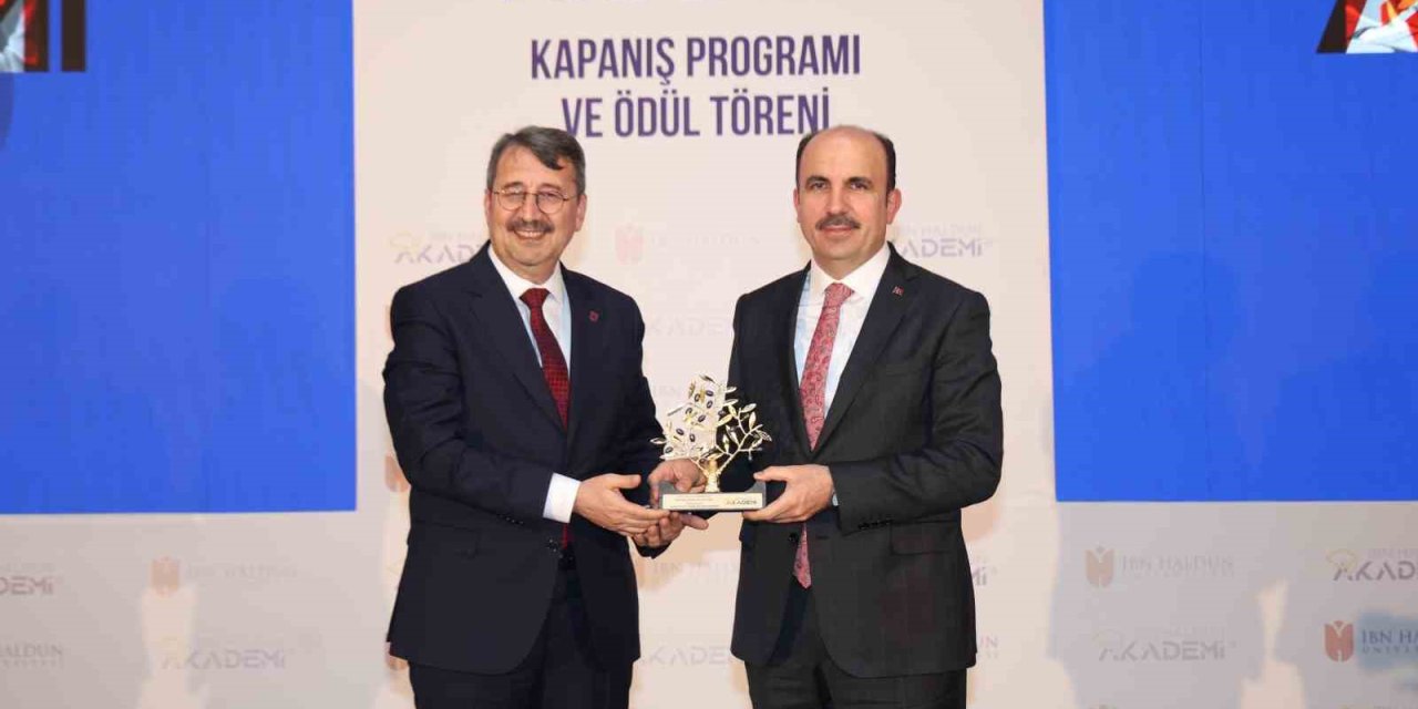 Başkan Altay’a İbn Haldun Üniversitesi’nden Gençlik Projeleri Ödülü