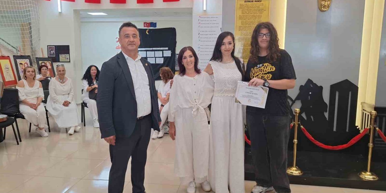 Anneanne, Kızı Ve Torunu Motivasyon Etkinliğinde Sahneye Çıktı