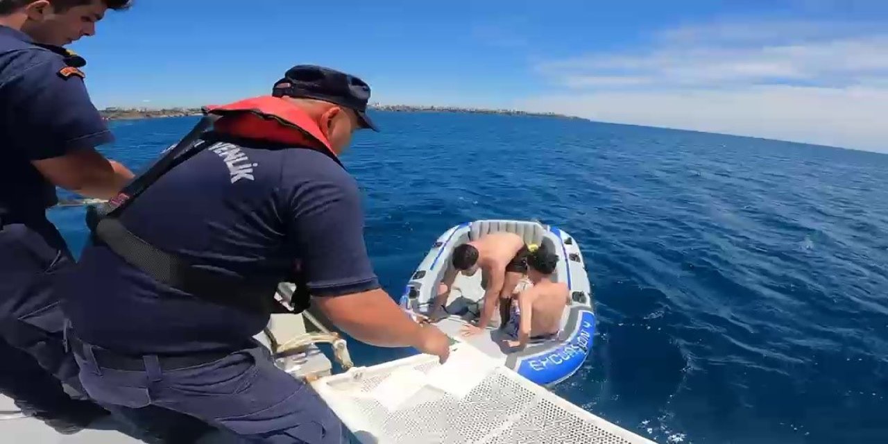 Şişme Botları Patlayan Ve Rüzgarla Sürüklenen 2 Genci Sahil Güvenlik Ekipleri Kurtardı