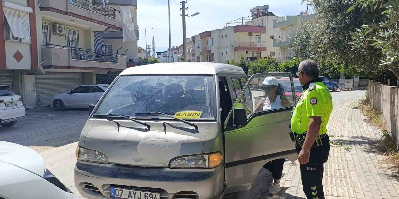 Aracın Camına ’basın’ Yazdı, Evrakta Sahtecilikten İşlem Yapıldı