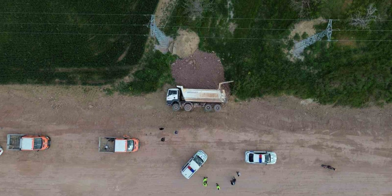 Toprak Yüklü Kamyon Şarampole Devrildi: 1 Yaralı