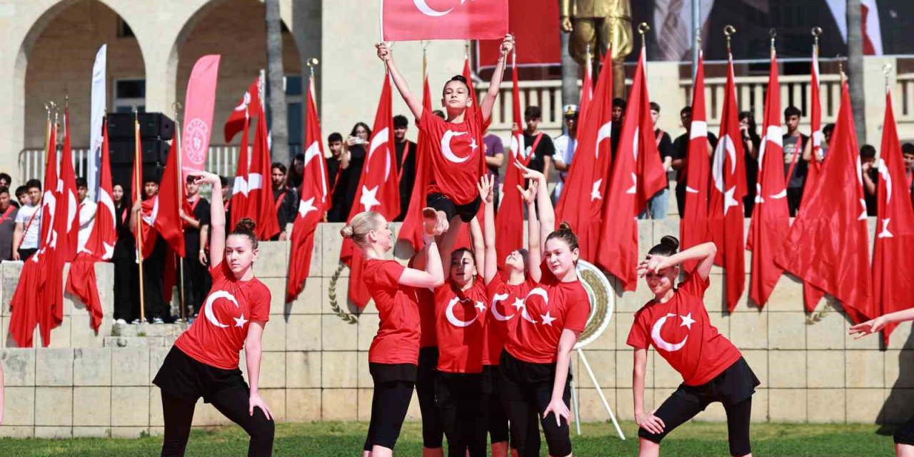 Mersin’de Gençlik Bayramı Renkli Gösterilerle Kutlandı