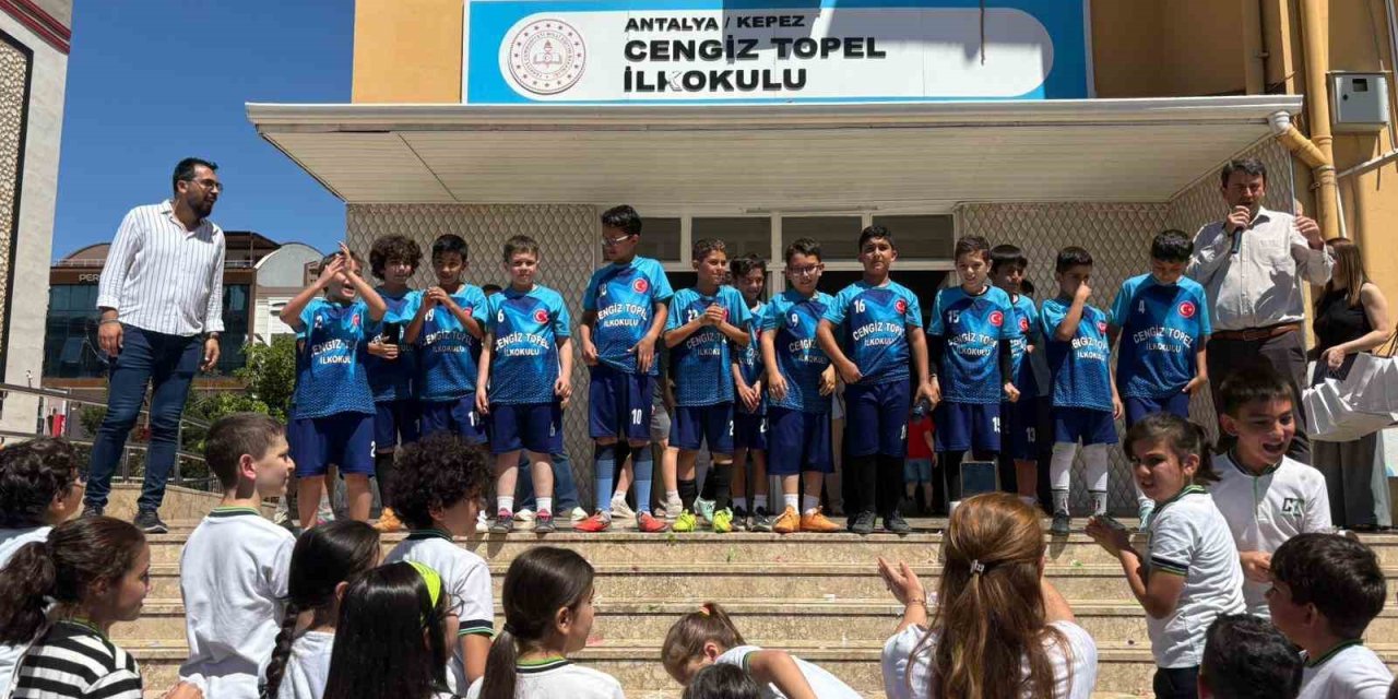 Kepez’de İlkokullar Arası Futbol Turnuvasının Şampiyonu Cengiz Topel İlkokulu Oldu