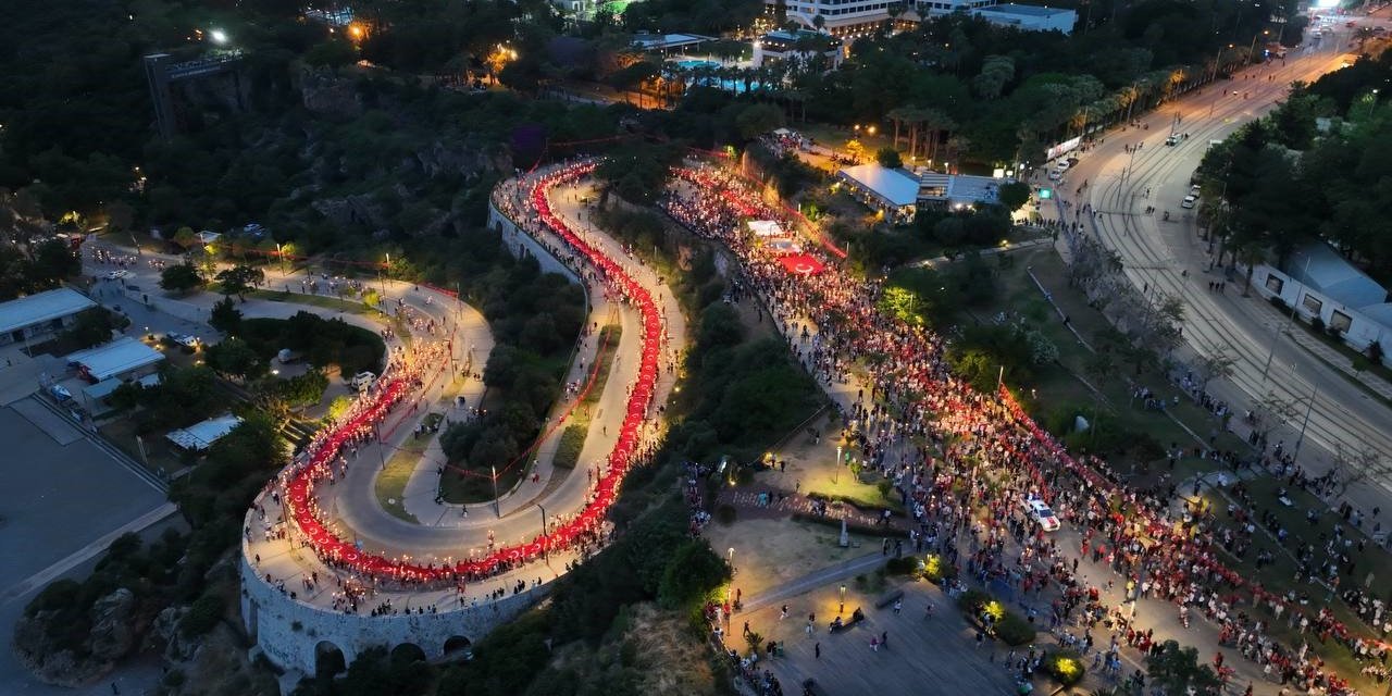 Antalya’da 400 Metrelik Türk Bayrağıyla Fener Alayı
