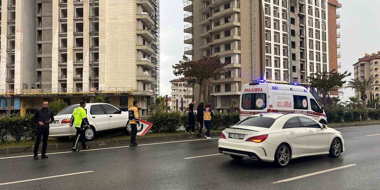 Alanya’da Kontrolden Çıkan Otomobil Refüje Çıktı