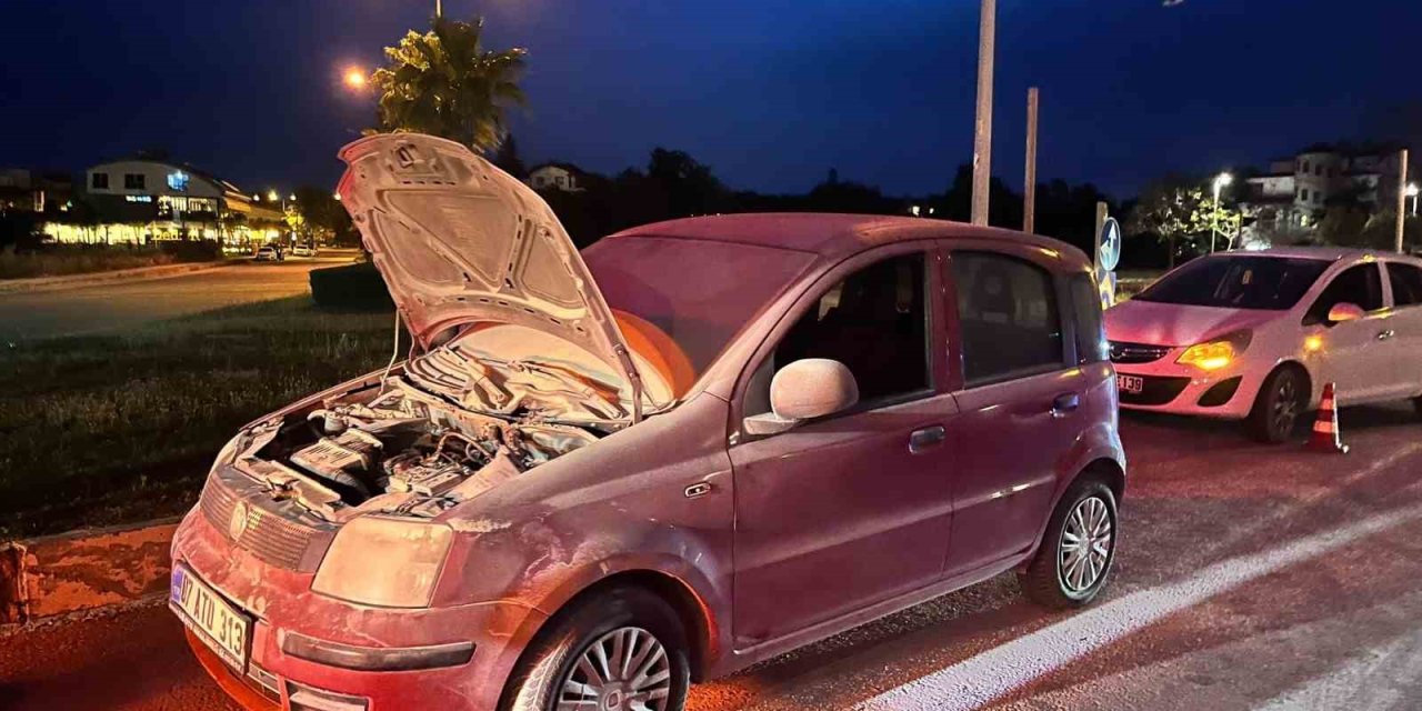 Seyir Halindeki Otomobil Yandı, Vatandaşlar Yangın Tüpleriyle Yardıma Koştu
