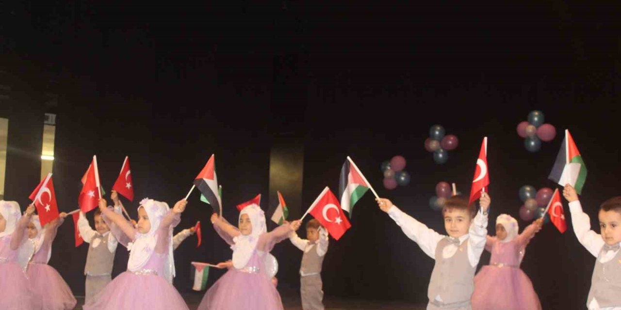 Mersin’de Miniklerin Sahne Performansı İlgiyle İzlendi