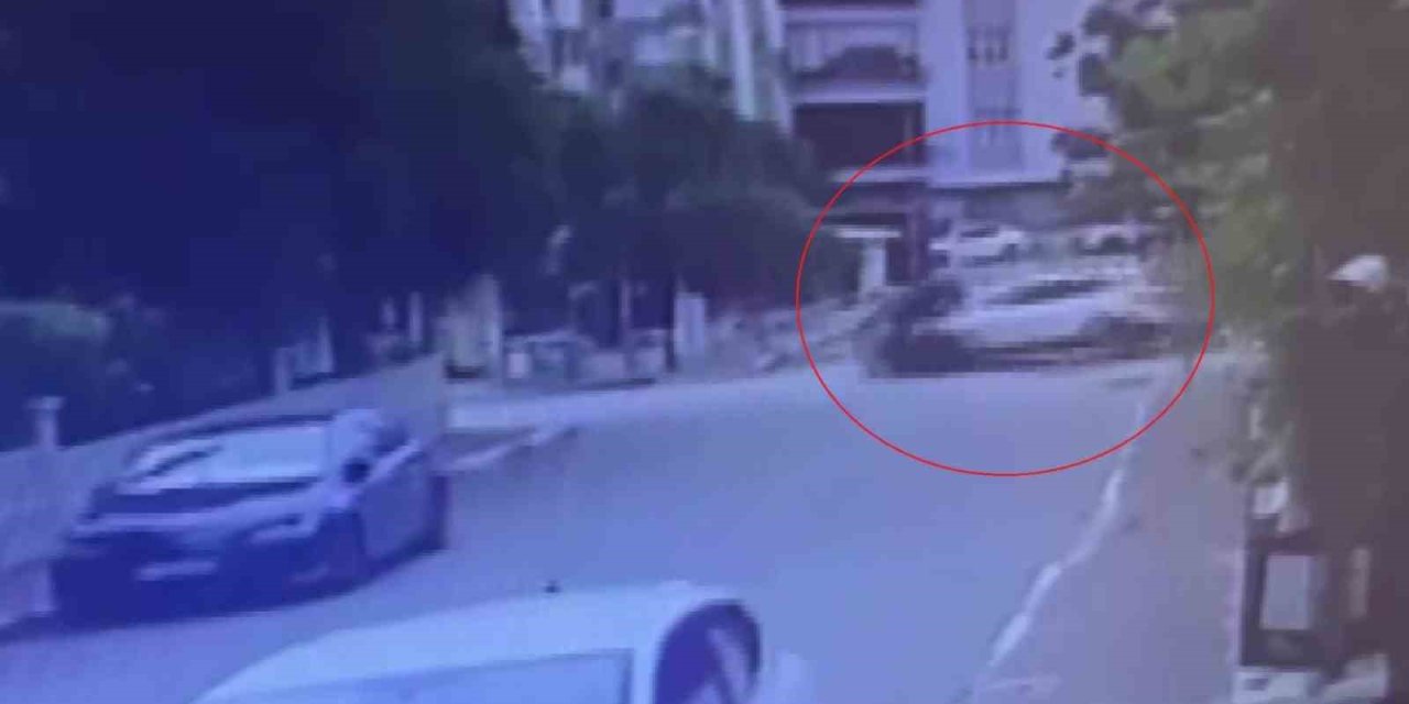 Antalya’da 2 Polis Memurunun Yaralandığı Kaza Anı Kameraya Yansıdı
