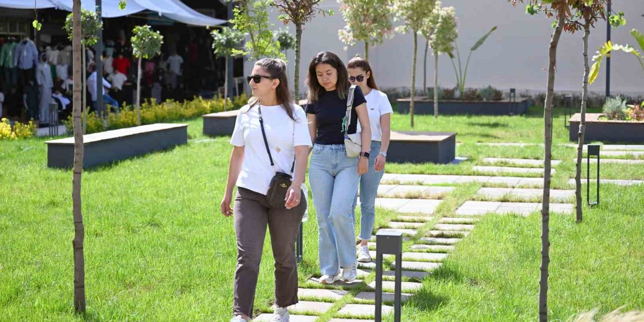 Mersin’de Kırmızı Lacivert Kent Meydanı Vatandaşların Kullanımına Açıldı