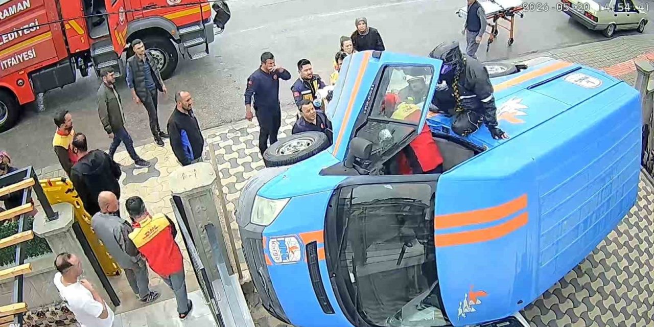 Kargo Aracı Otomobilin Üzerine Devrildi, Yardıma Motokurye Koştu
