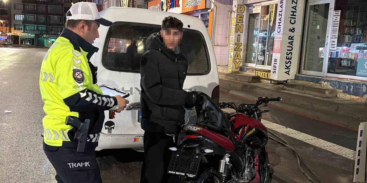 Bekçilere Egzoz Patlattı, Yakalanınca 62 Bin Lira Ceza Yiyip Ehliyet Ve Motorundan Oldu