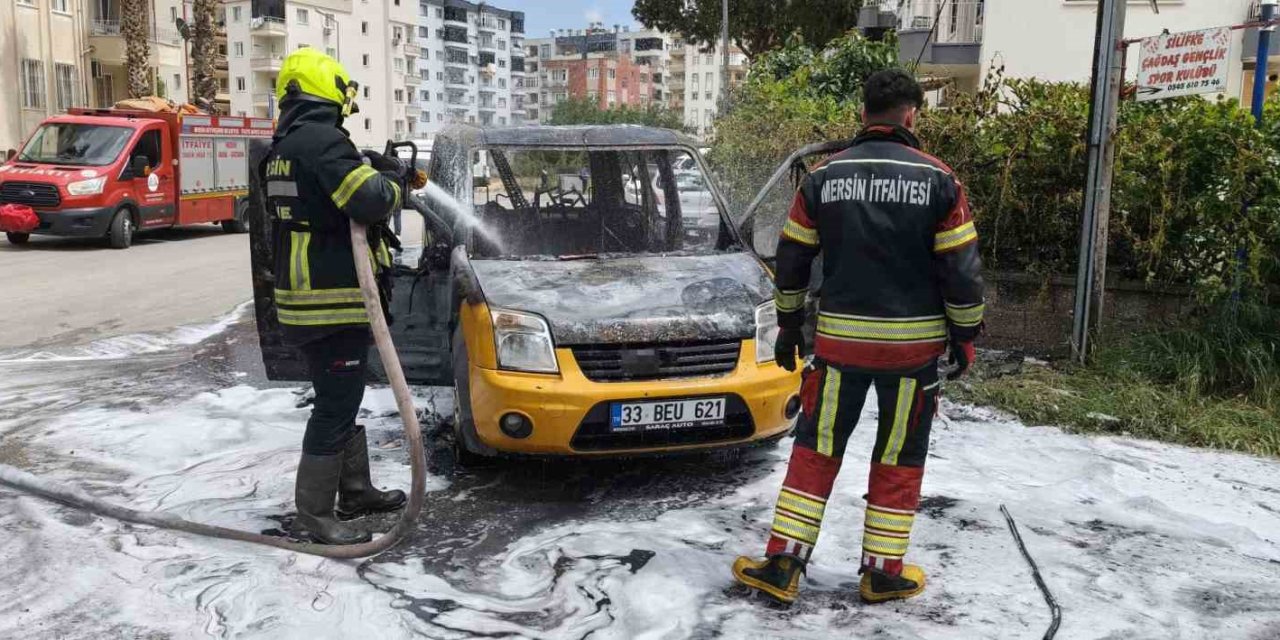 Hafif Ticari Araç Alev Alev Yandı