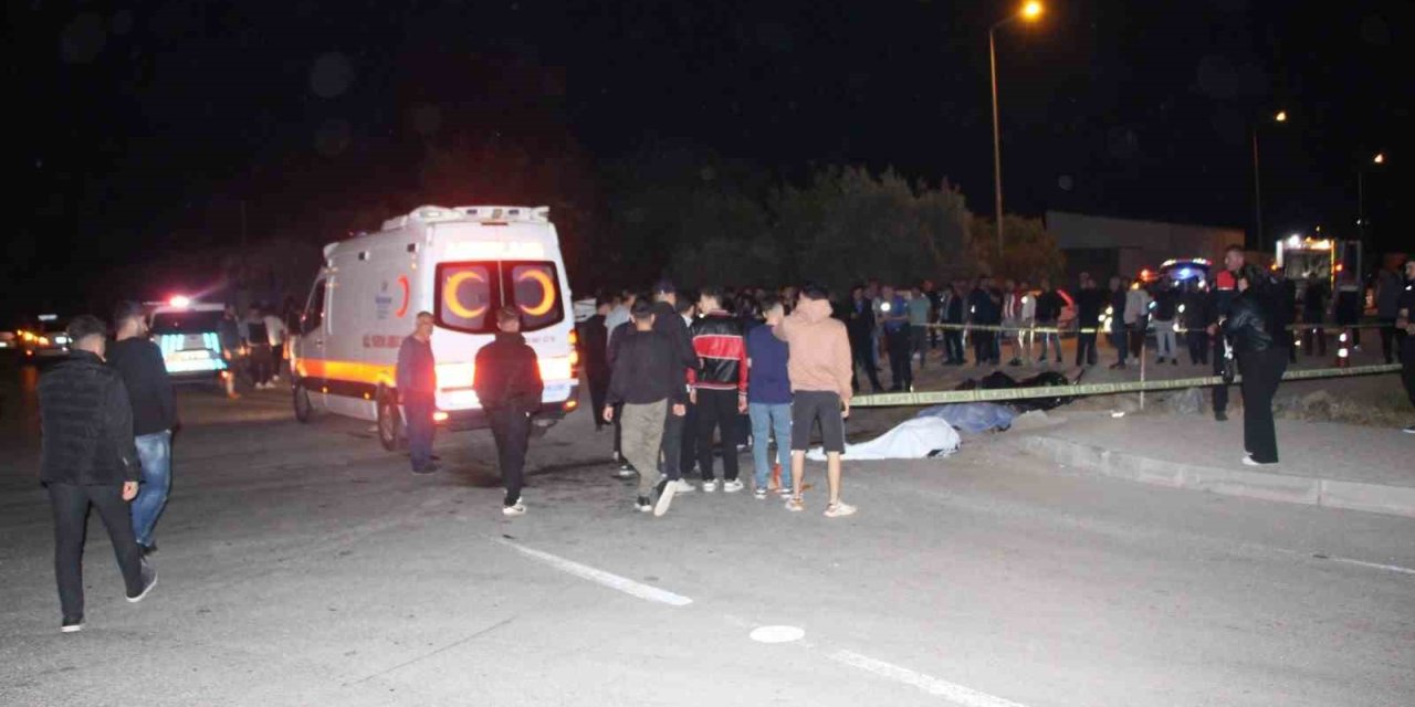 Çöp Kamyonuyla Çarpışan Motosikletteki 2 Genç Hayatını Kaybetti
