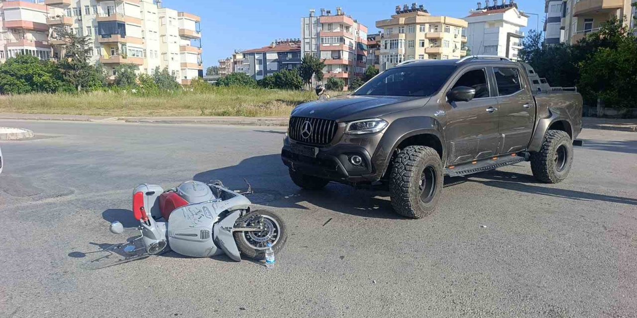 Kamyonet İle Motosiklet Çarpıştı: 1 Yaralı