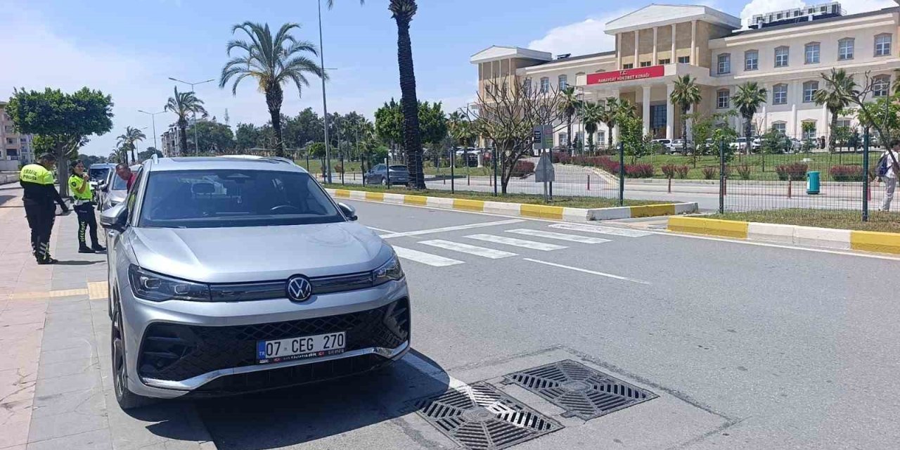 Yayalara Yol Veren Otomobile Motosiklet Çarptı: 1 Yaralı