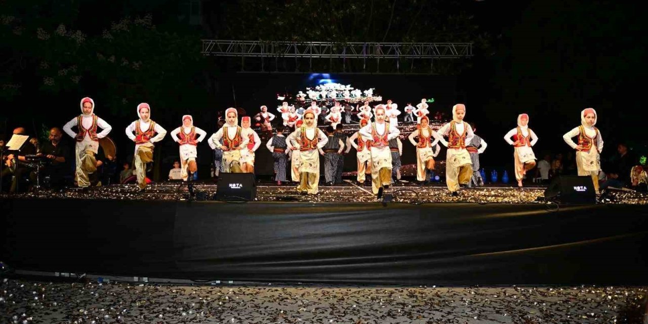 Konyaaltı İlkokulu’ndan Renkli Halk Oyunları Şenliği