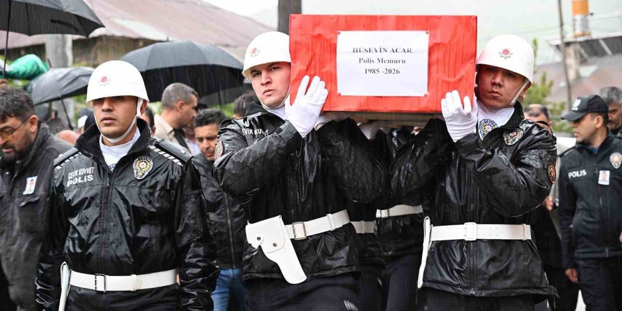 Polis Memuru Kalbine Yenik Düştü