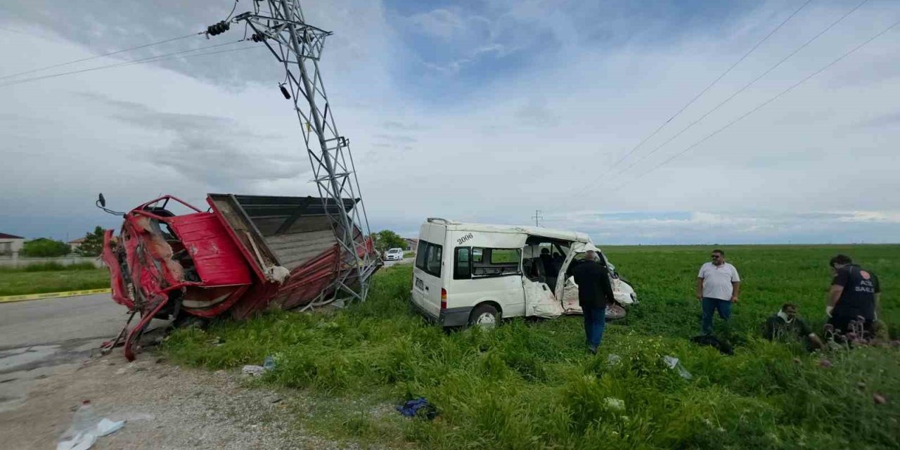 Aksaray’da Minibüs İle Kamyonet Çarpıştı: 5 Yaralı