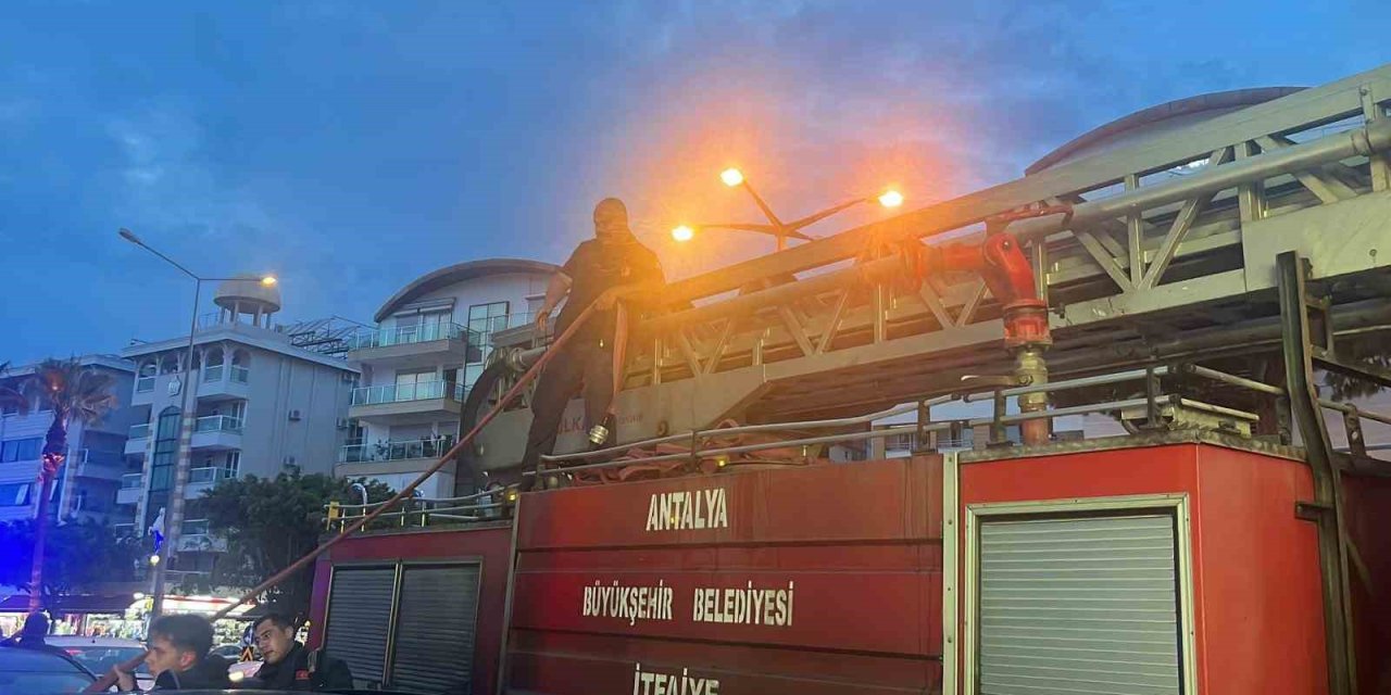 Alanya’da Otel Mutfağında Çıkan Yangın Korkuttu
