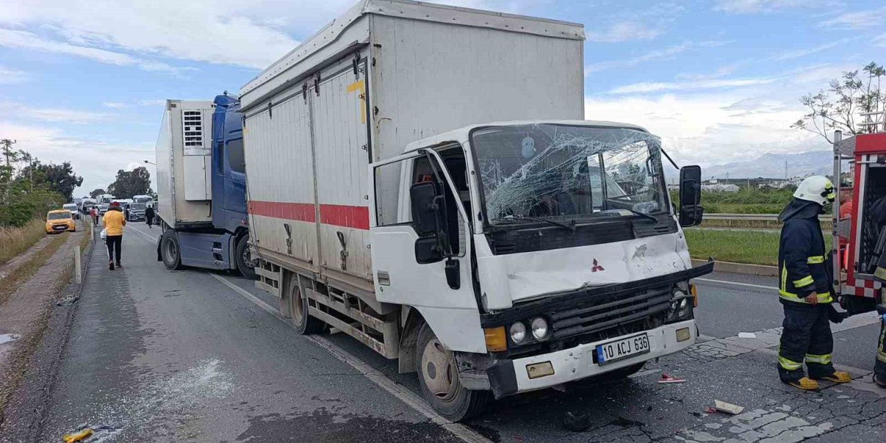 Kamyon, Kırmızı Işıkta Bekleyen Tıra Çarptı: 2 Yaralı