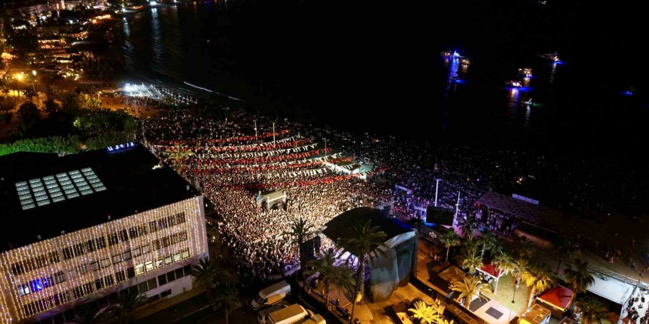 Melek Mosso Alanya’da Festivalde Sahne Aldı