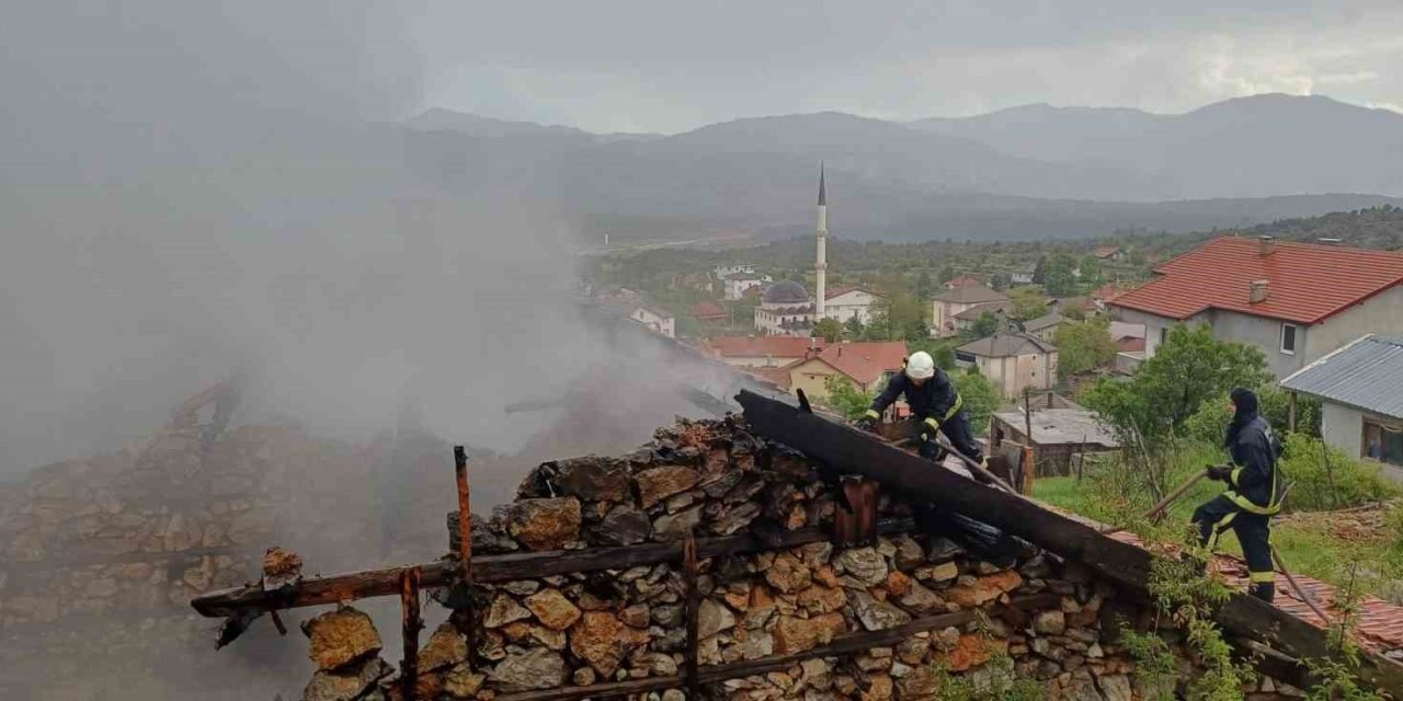 Antalya’da 110 Yıllık Düğmeli Ev Yangında Küle Döndü
