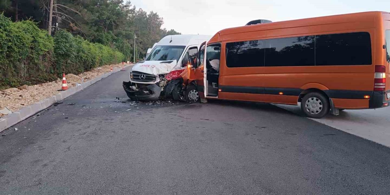Antalya’da Tur Minibüsleri Çarpıştı, 13 Turist Yaralandı
