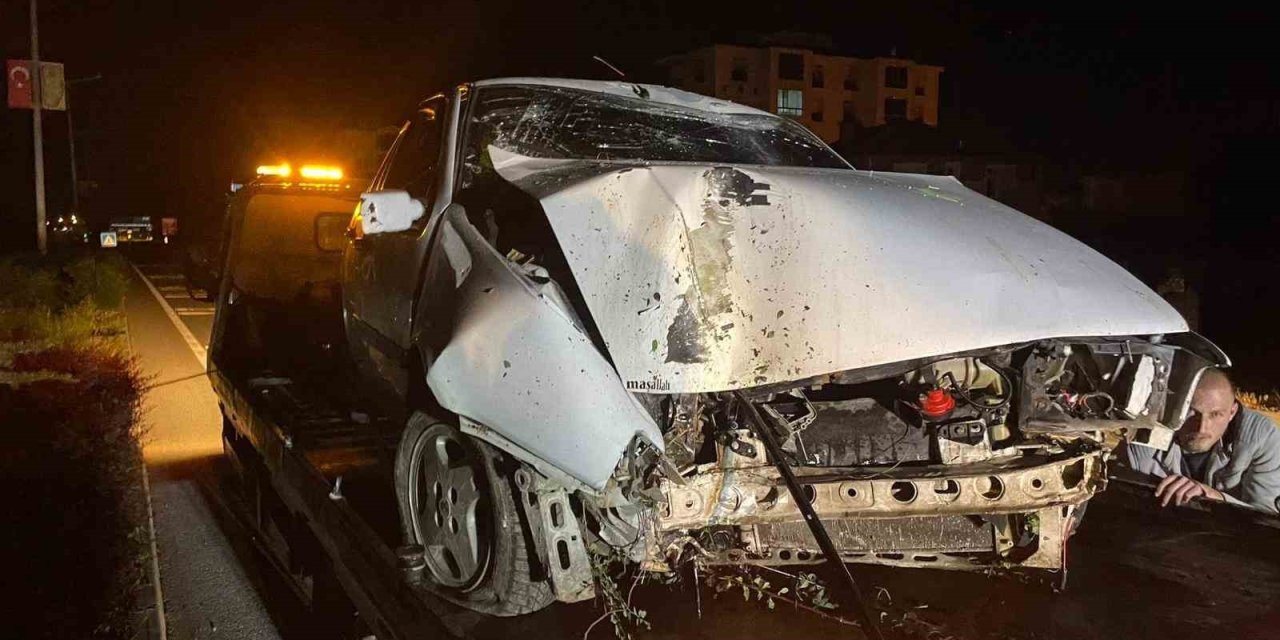 Karaman’da Otomobil Aydınlatma Direğini Devirdi: 1 Yaralı