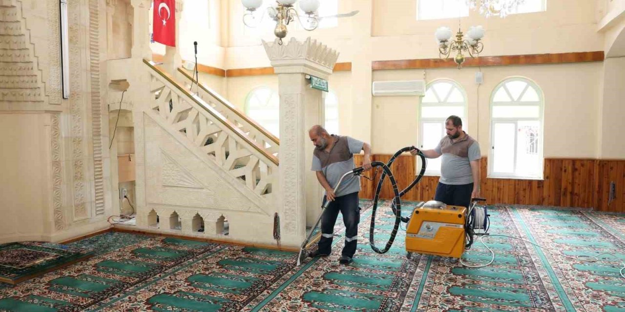 Akdeniz’de Camiler Bayram Öncesi Dezenfekte Edildi