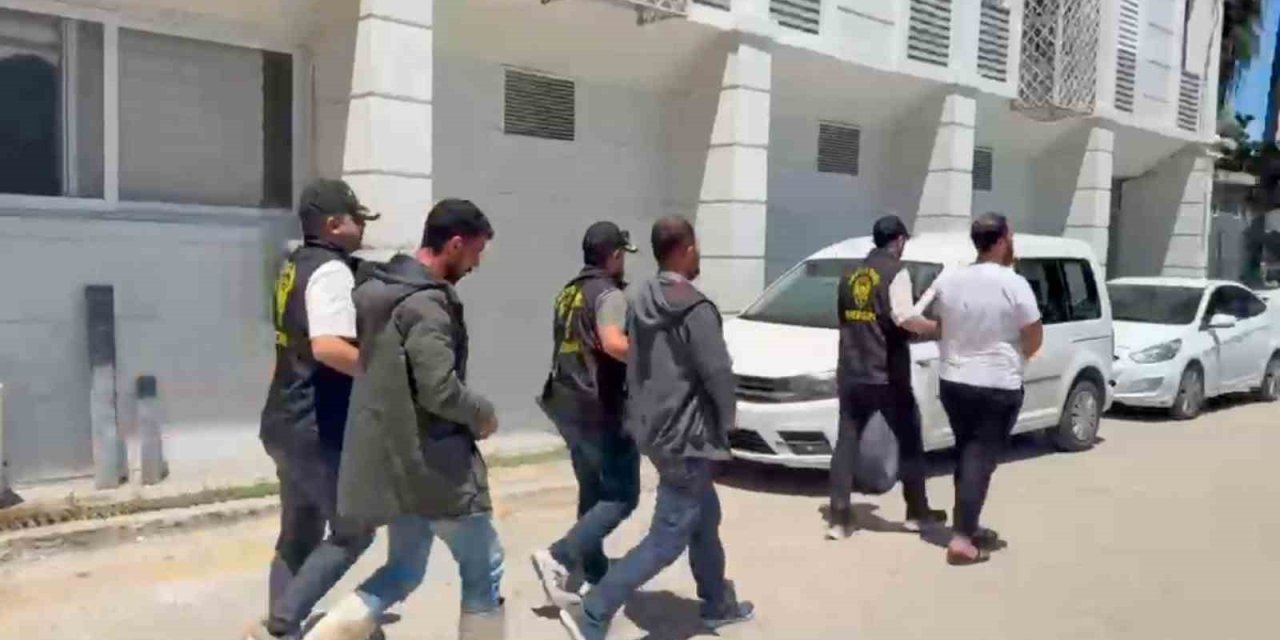 Kendilerini Polis Olarak Tanıtıp Vatandaşları Dolandırdılar