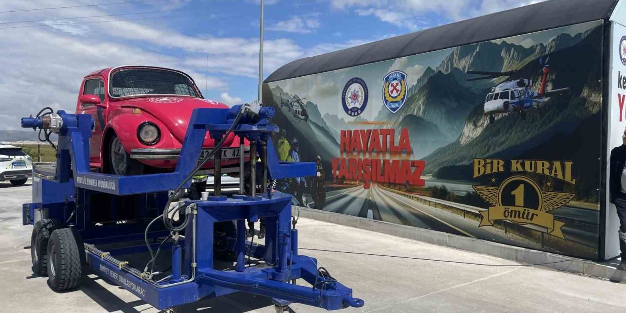 Bayram Tatili İçin Yoldaki Sürücülere Dikkat Çeken ’yaşam Tüneli’ Uygulaması