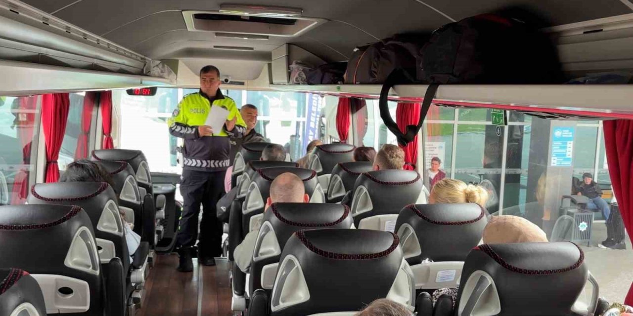 Trafik Polisleri Otogarda Sürücü Ve Yolcuları Uyarıyor