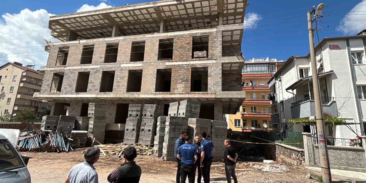 Aksaray’da Korkuluk Demiri Üzerine Düşen İşçi Ağır Yaralandı