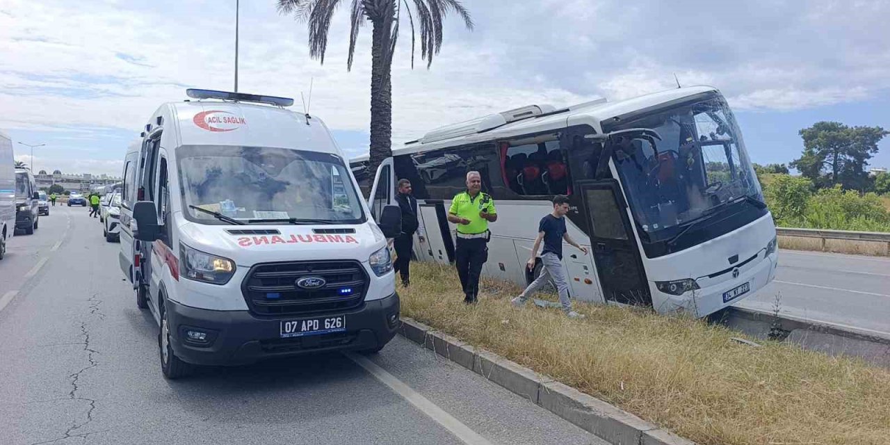 Şehirlerarası Yolcu Otobüsü Çevreyolu’nda Refüje Çıktı: 1 Yaralı