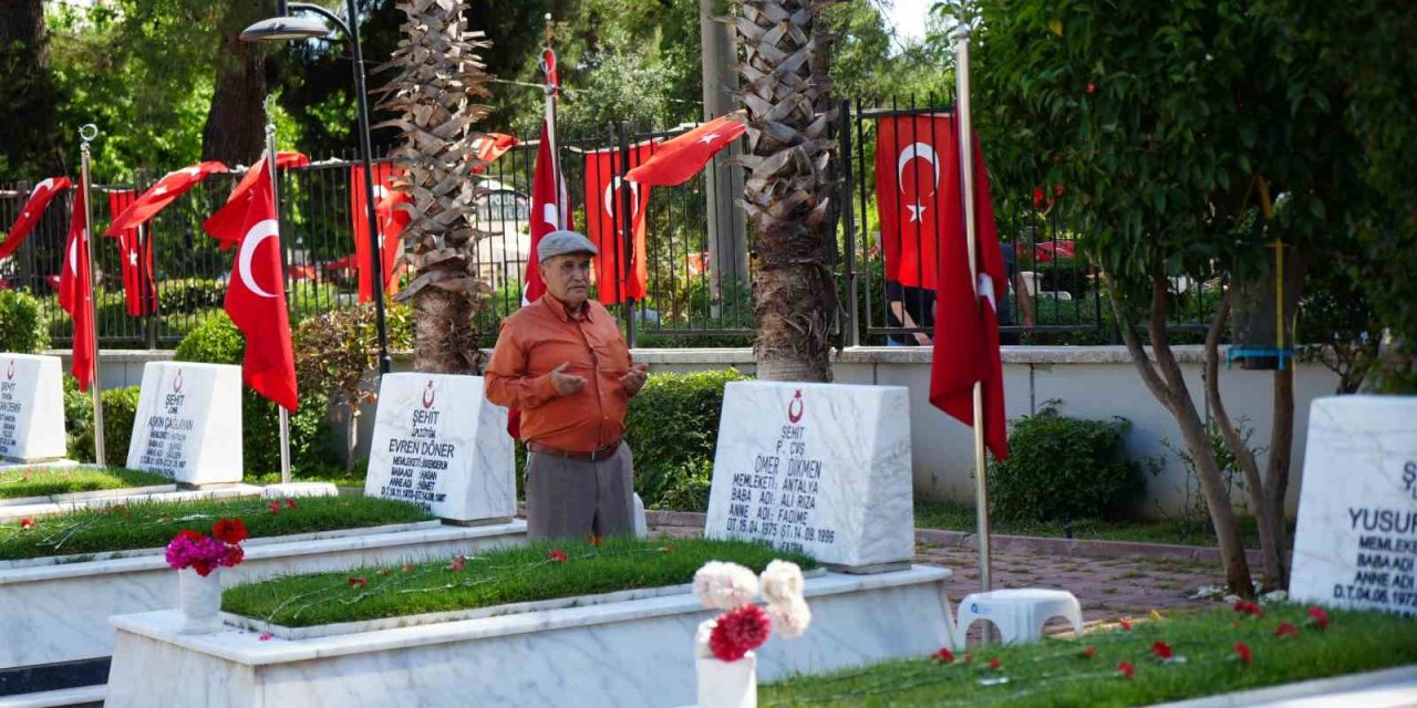Şehit Babası Evladının Kabri Başında: "30 Sene Geçti Ama Kolay Geçmedi"