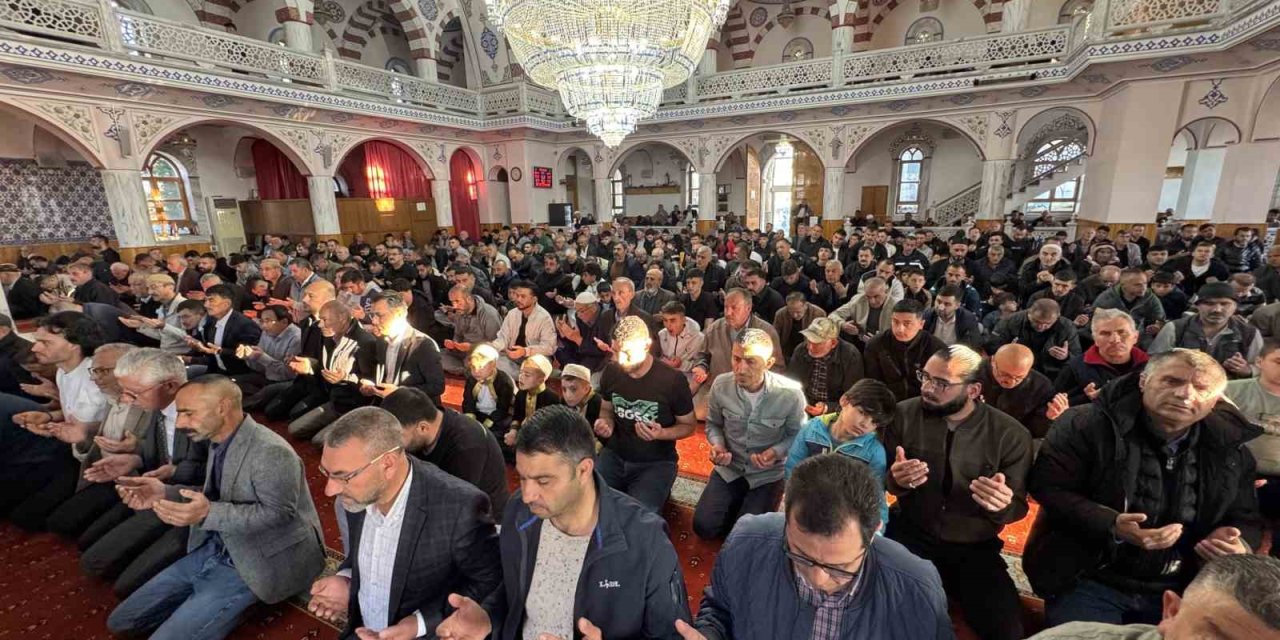 Kulu’da Bayram Namazında Camiler Doldu