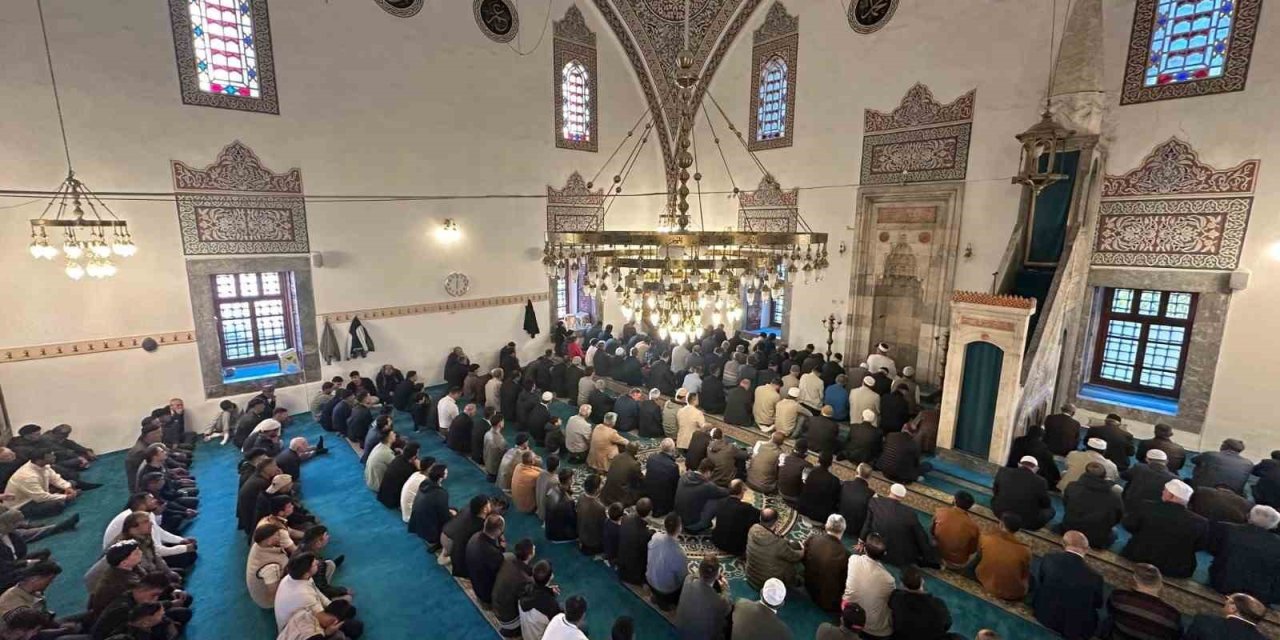 Karapınar’da Bayram Namazında Vatandaşlar Camilere Akın Etti