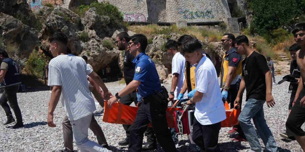 Arkadaşını Kurtarmak İsterken Boğulma Tehlikesi Geçiren Çocuk Hastanelik Oldu