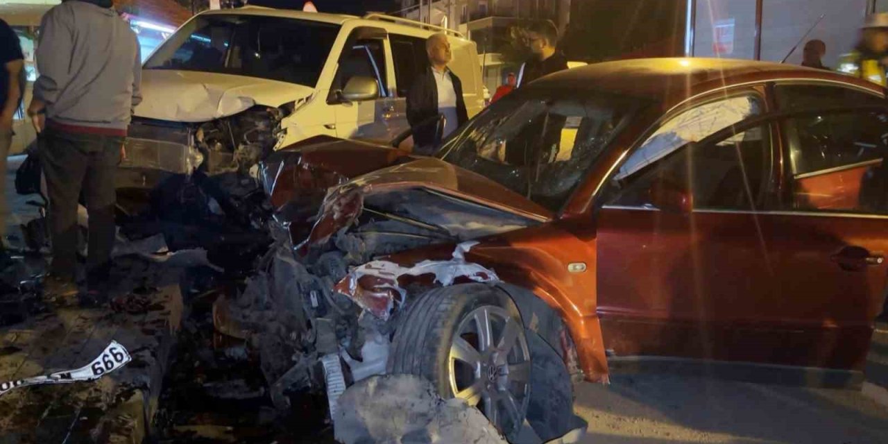 Alkollü Sürücü 4 Araca Birden Çarptı: 2 Yaralı
