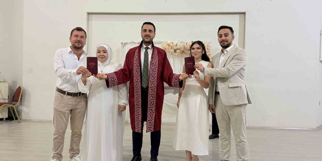 Kardeşlerin Çifte Mutluluğu:  Aynı Gün Evlenip, Birbirlerine Şahit Oldular