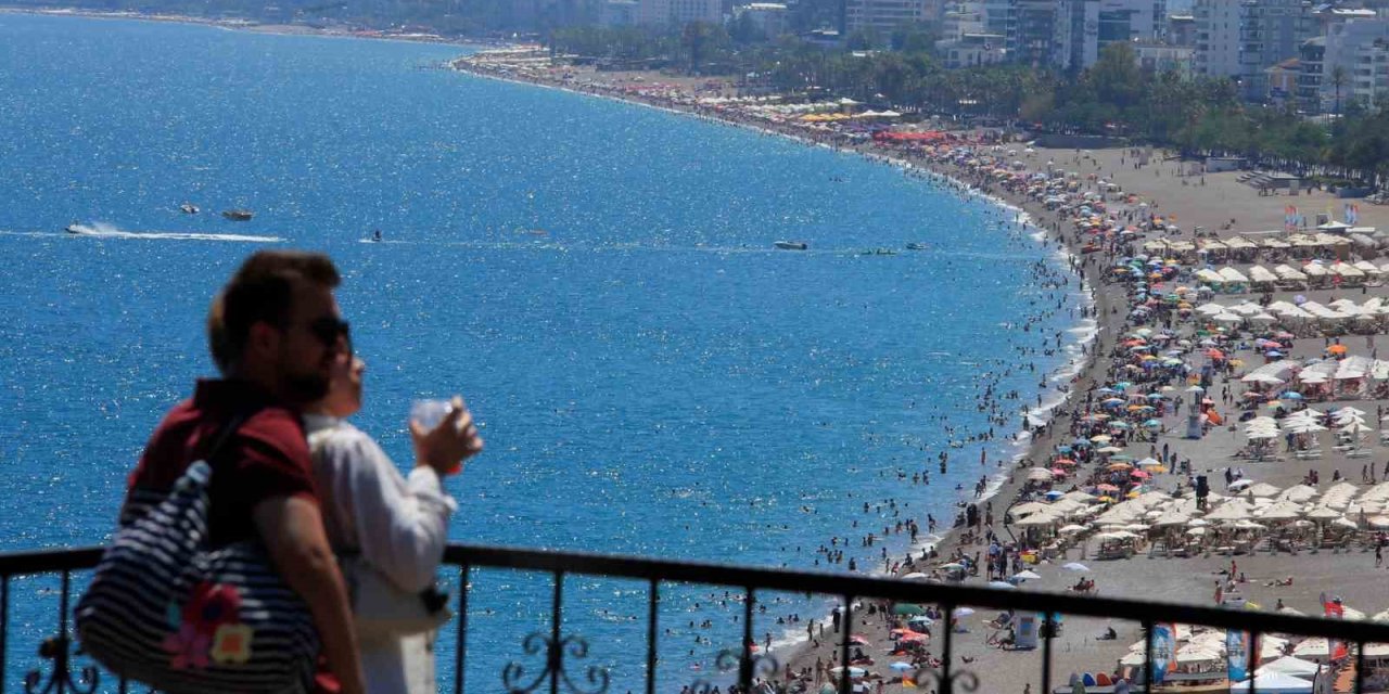 Bayramın Son Gününde Tatilciler Konyaaltı Sahili’ne Akın Etti