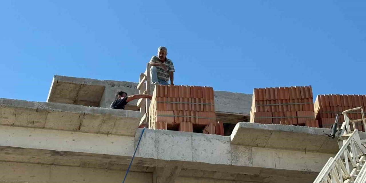 Antalya’da İnşaatta Mahsur Kalan Ustayı İtfaiye Ekipleri Kurtardı
