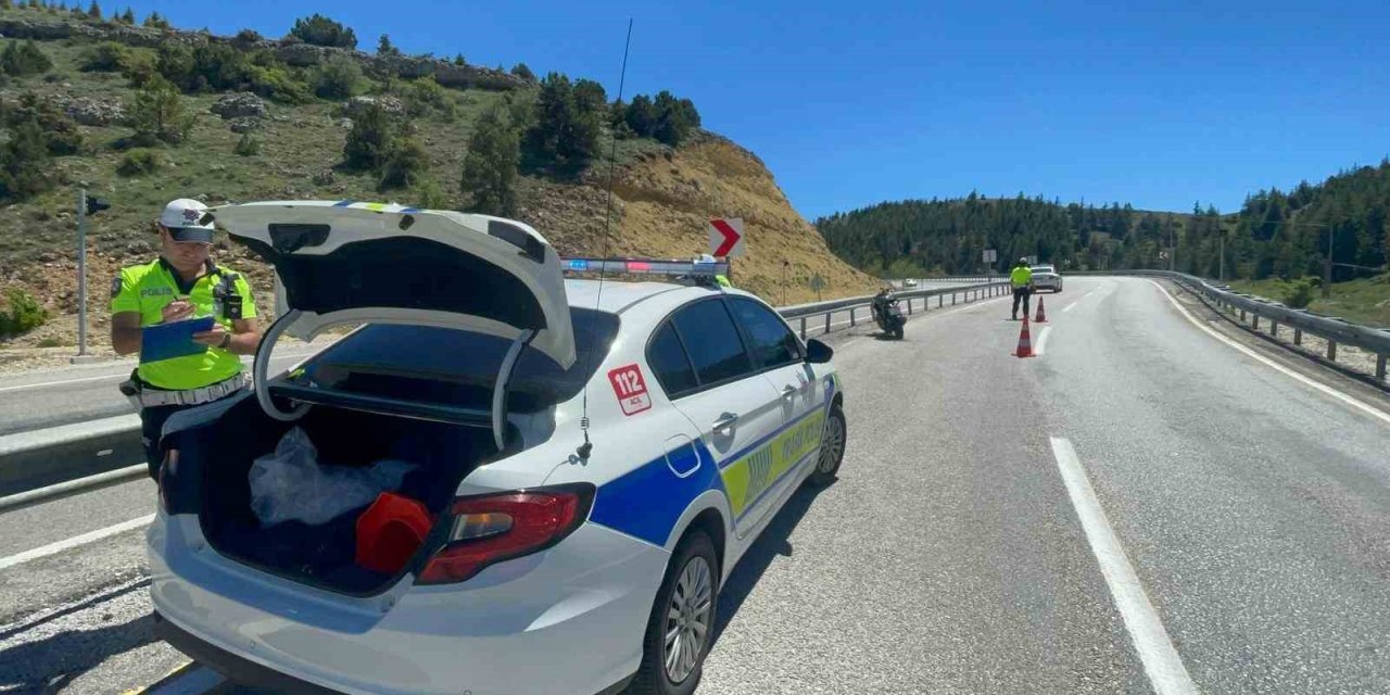 Kontrolden Çıkan Motosiklet Bariyerlere Çarptı: 1 Yaralı