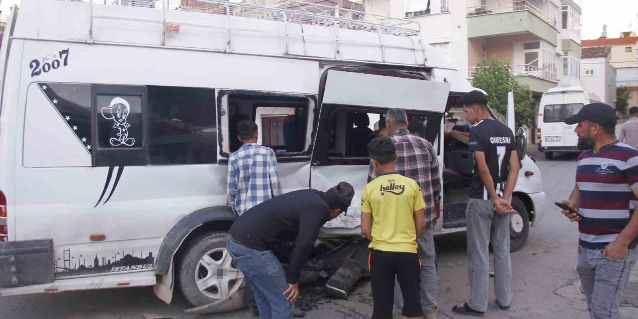Tarım İşçilerini Taşıyan İki Minibüs Çarpıştı: 5 Yaralı