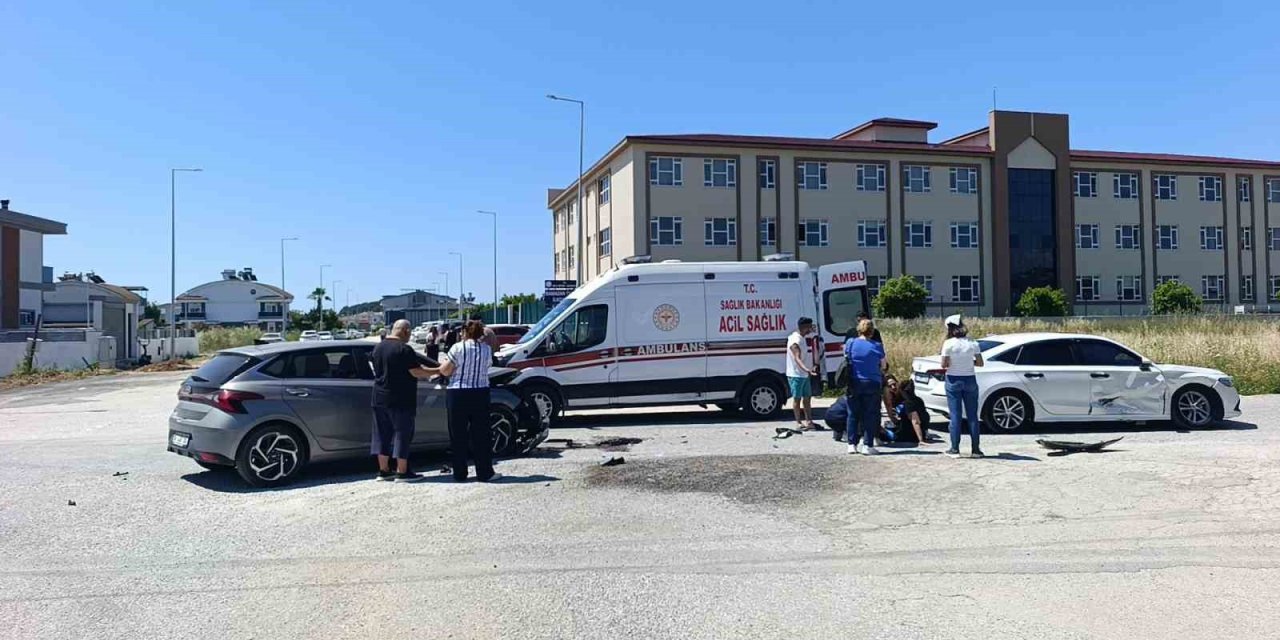 Kontrolsüz Kavşakta Çarpışan Otomobillerin Sürücüleri Yaralandı
